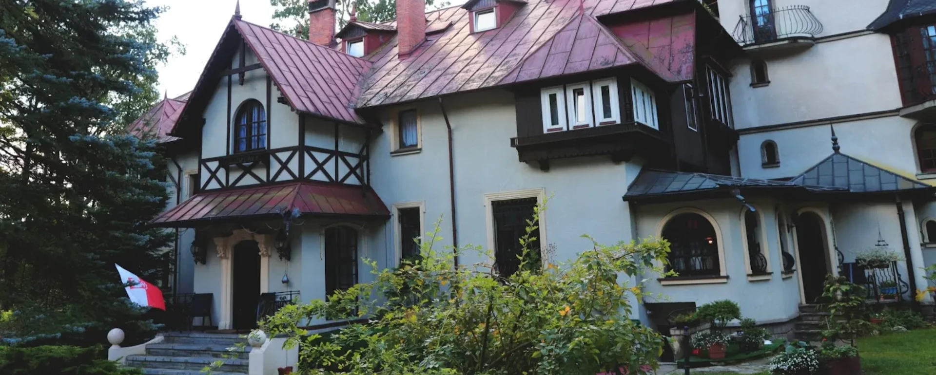 widok frontowy na&nbsp;domek hotelowy